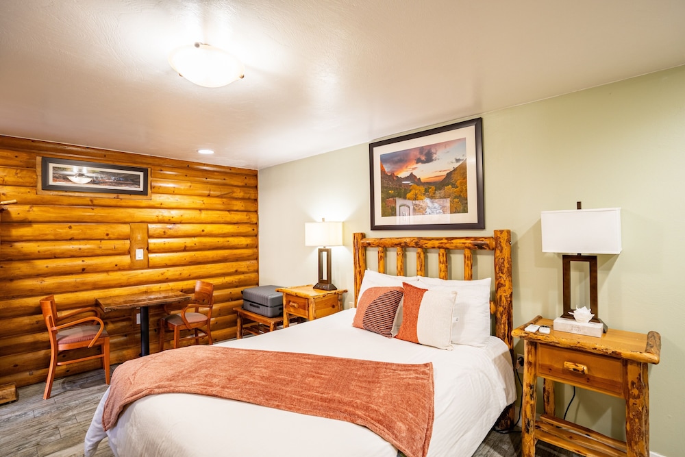 Deluxe Room, 1 Queen Bed, Roll-in Shower photo 1
