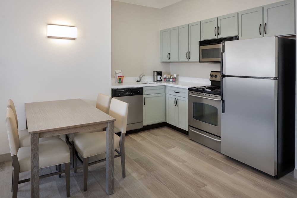 Suite, 2 Bedrooms - Photo 4