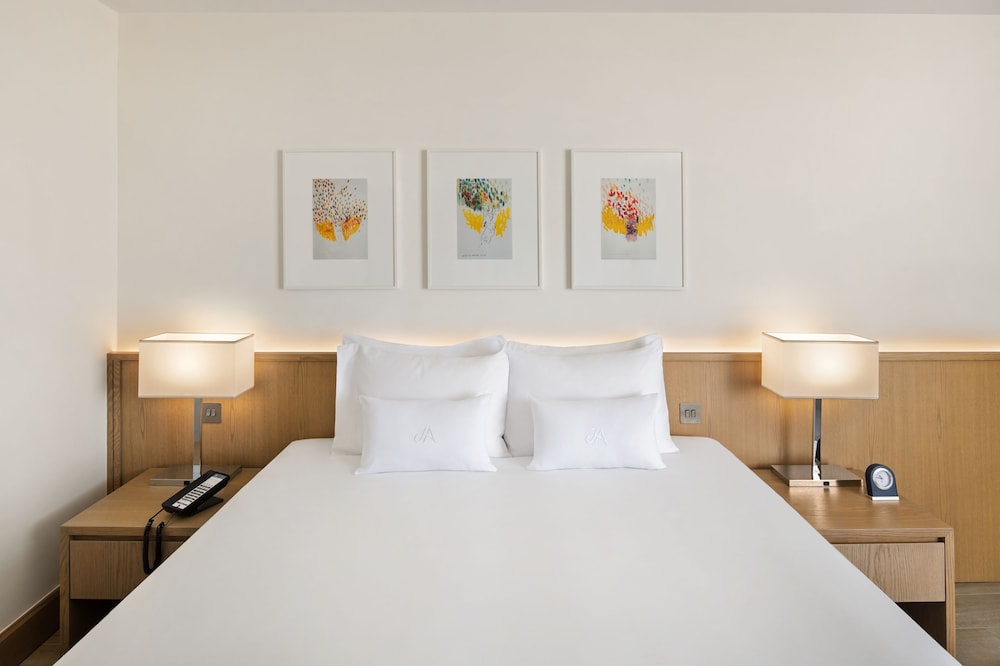 Sea View Room with Private Beach, Splash Park & Complimentary Mall Shuttle