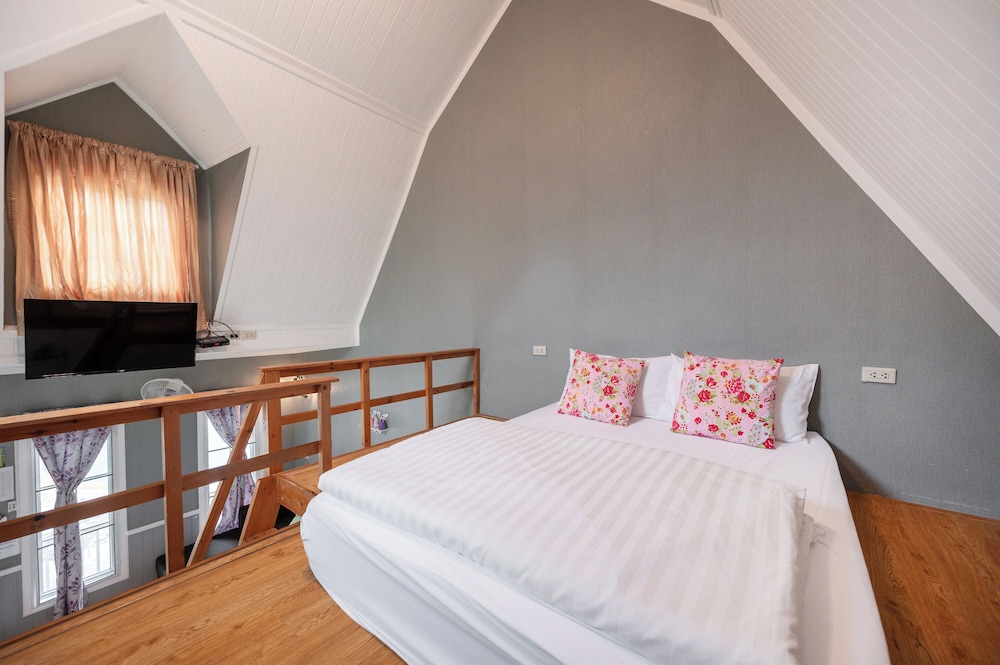 Superior Quadruple Room, Poolside