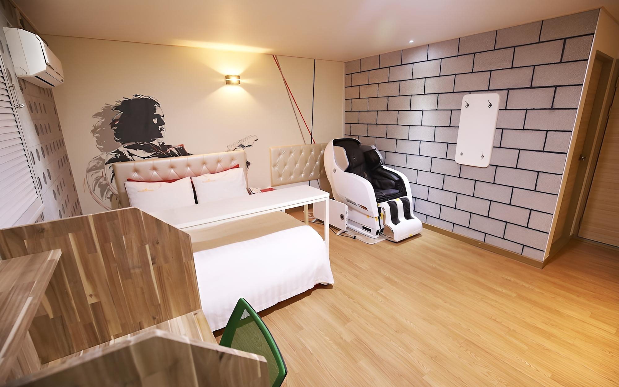 Room (Double bed (65 inch TV + massage chai) photo 3