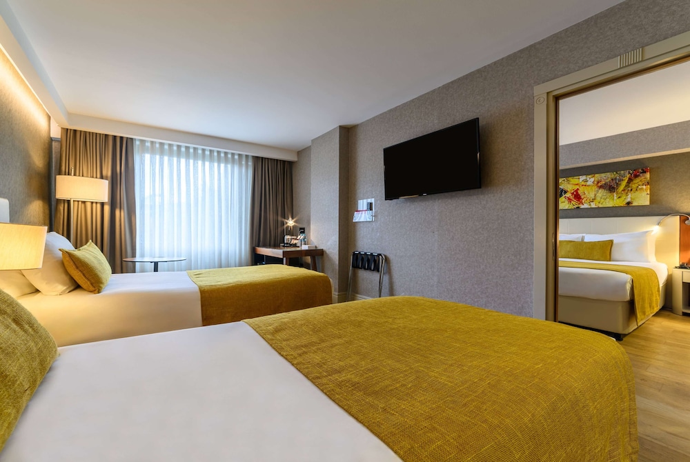 1 Double Bed and 2 Single Beds, Family Suite, Non-Smoking photo 1