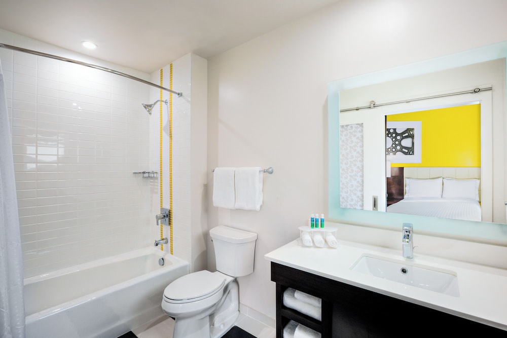 Standard Room, 1 King Bed, Accessible (Mobility, Accessible Tub) - Photo 3