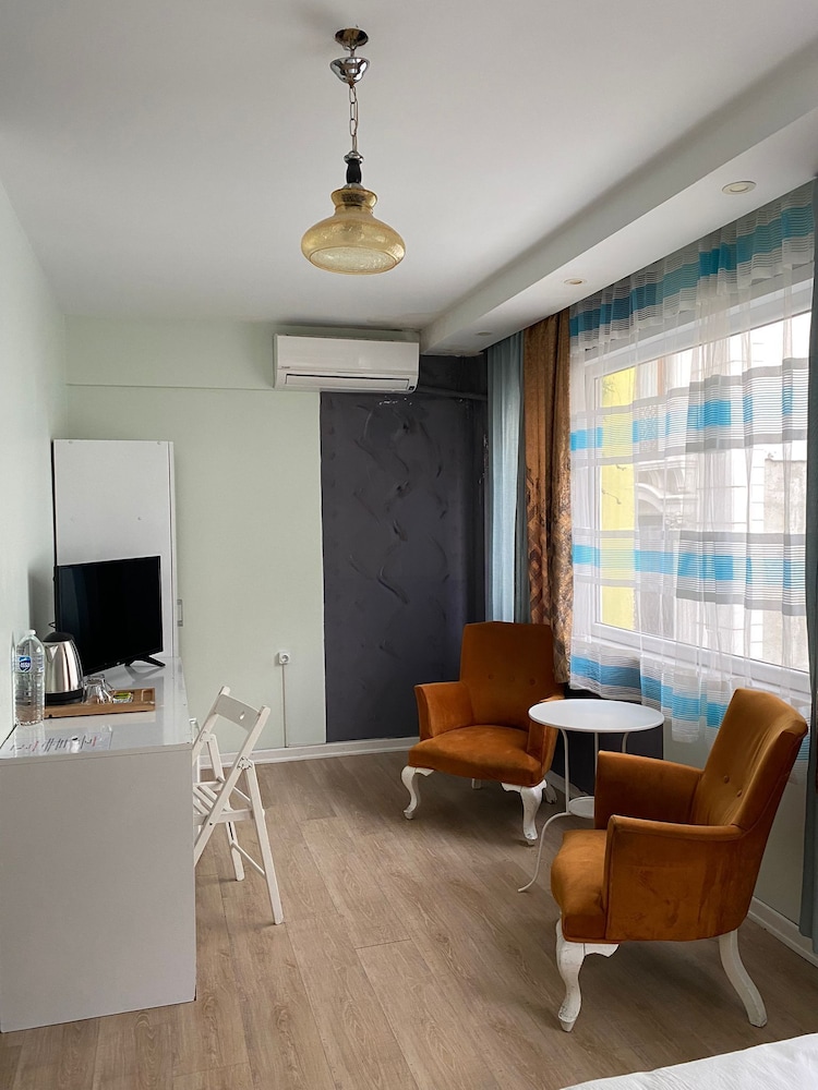 Economy Triple Room photo 3