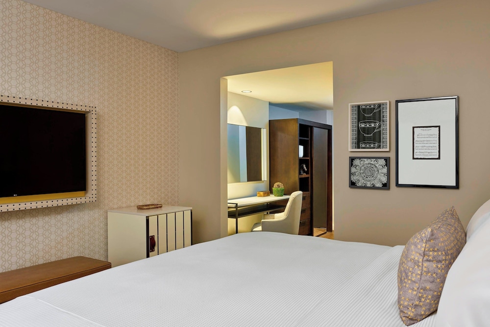 Executive Room, 1 King Bed (Mobility Accessible, Roll-In Shower)