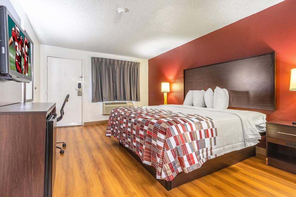 Deluxe Room, 1 King Bed, Accessible, Non Smoking (Roll-In Shower) - Photo 1
