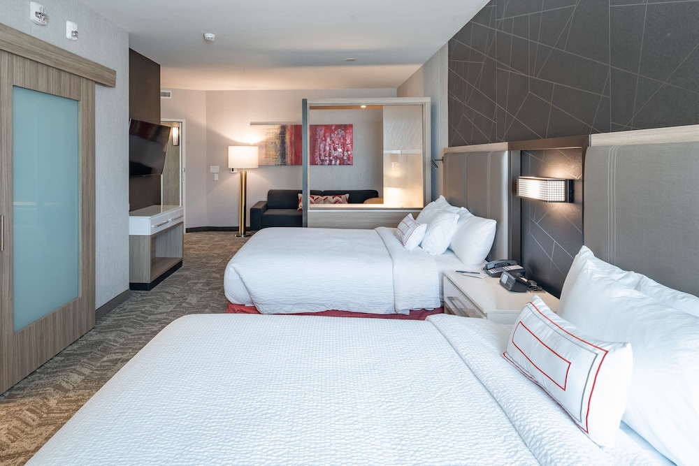 Suite, Multiple Beds (Mobility/Hearing Access, Roll-in Shwr) - Photo 2