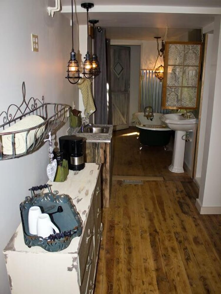 Room, 1 King Bed (Vintage Chic) photo 3
