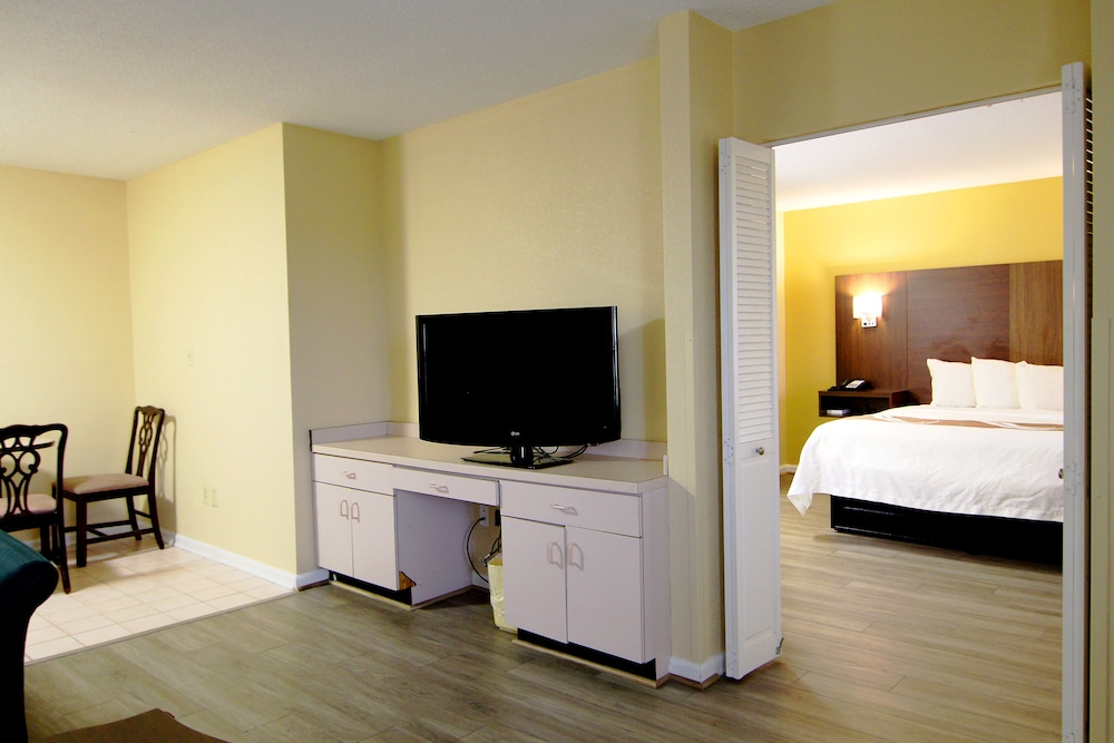 Suite, 1 King Bed, Accessible, Non Smoking photo 3