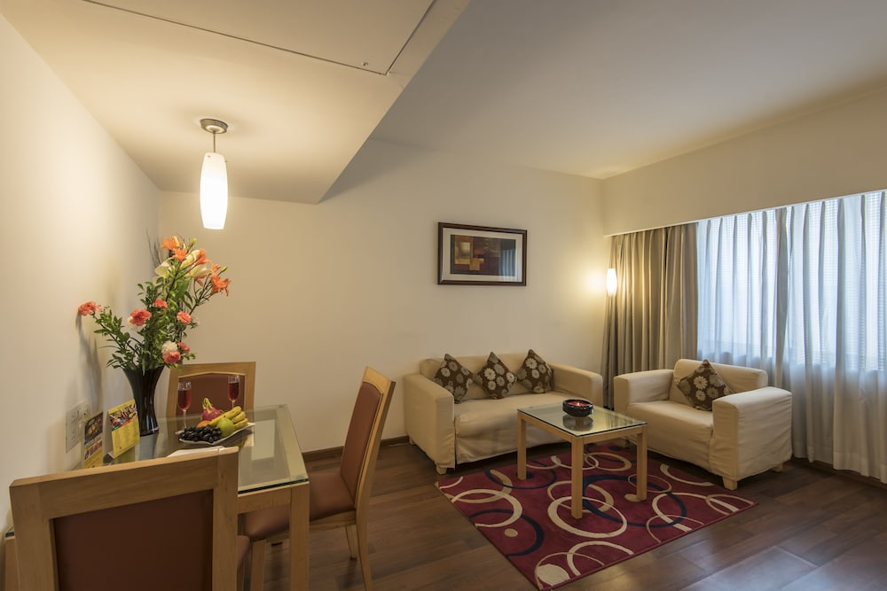 Suite - Photo 11