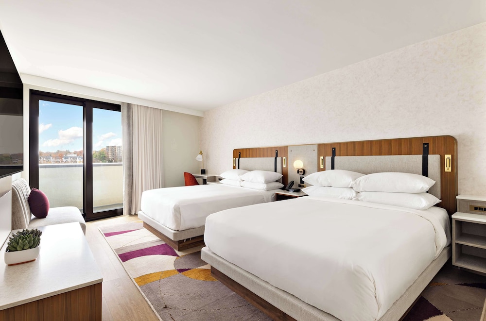 Room, 2 Queen Beds, Balcony, River View - Photo 1