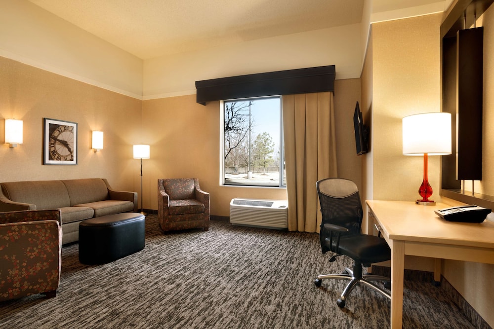 Suite, 1 King Bed, Accessible, Jetted Tub - Photo 3
