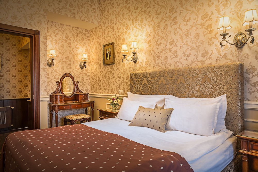 English Style Sophie Suite photo 3