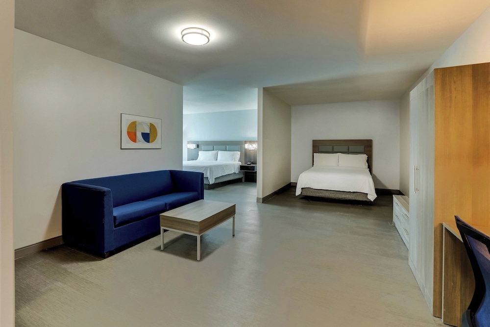 Suite, 1 Bedroom (1 King, 1 Queen) - Photo 1