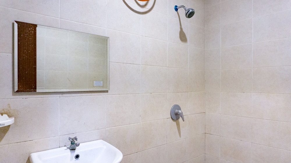 Premium Twin Room (Reddoorz) - Photo 5