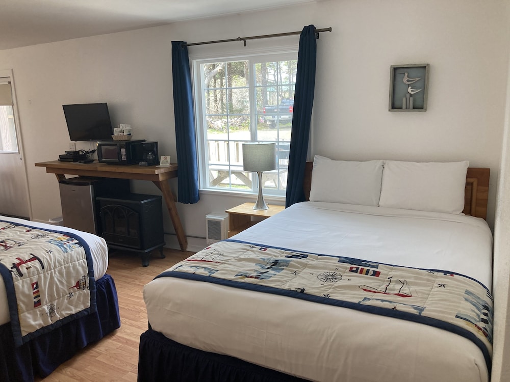 Standard Single Room, 2 Queen Beds, Mountain View, Corner