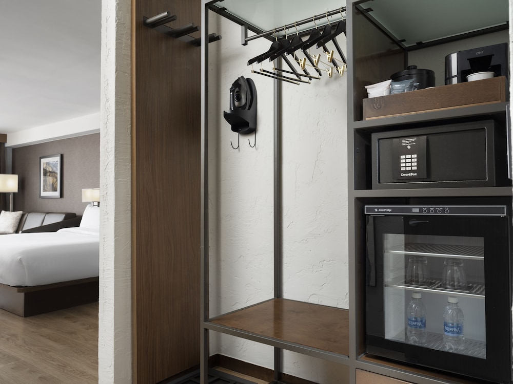 Deluxe Room, 1 King Bed - Photo 2