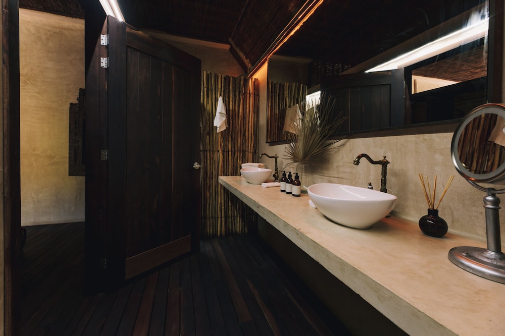 Deluxe Suite - Photo 11