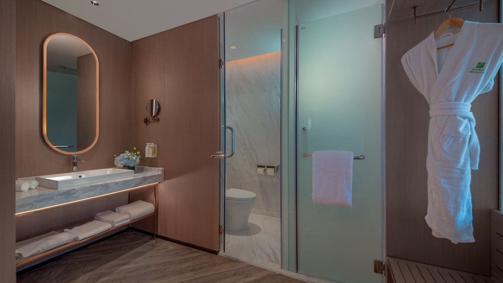Standard Room, 1 King Bed, Club Lounge Access photo 3
