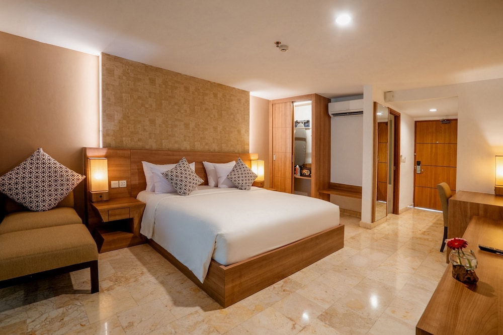 Deluxe Pool Suite - Photo 11