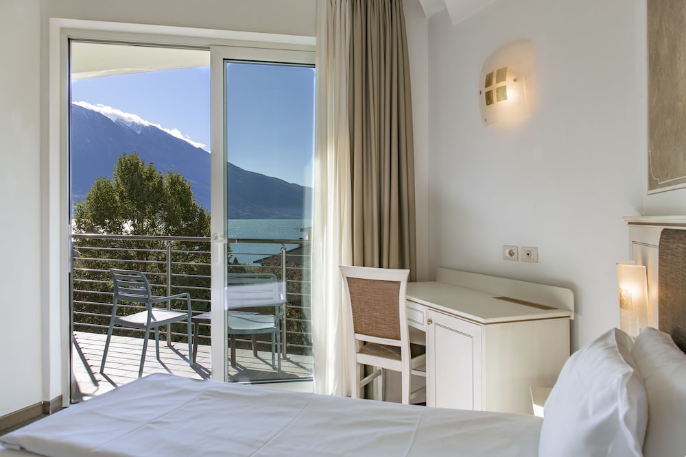 Superior Room, Balcony, Partial Lake View
