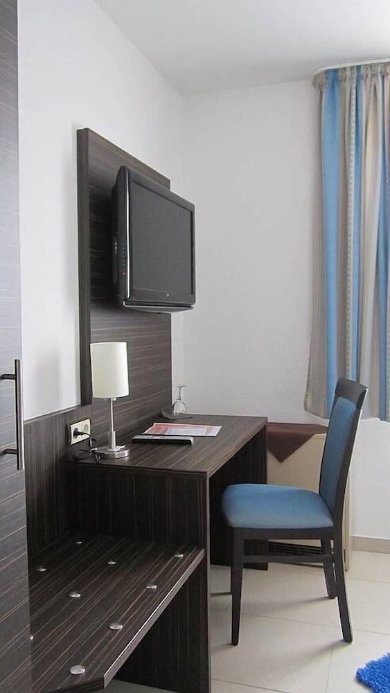 Basic Twin Room photo 2