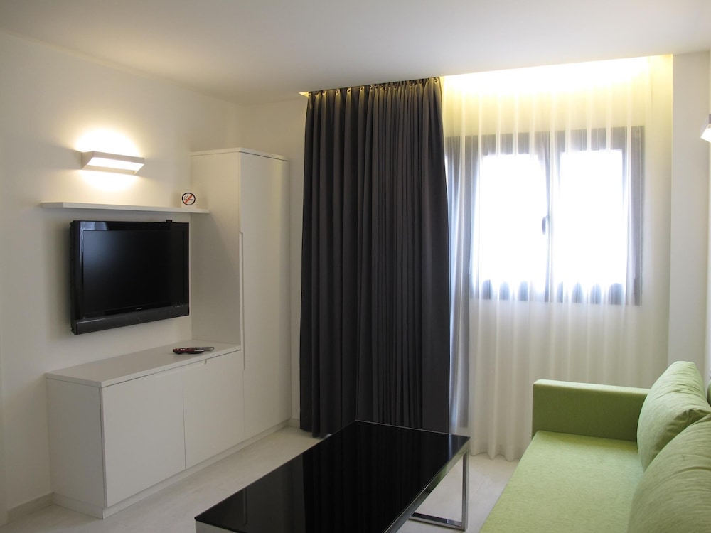 Suite, 1 Queen Bed, Non Smoking, Kitchenette - Photo 7