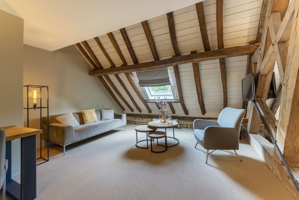 Signature Suite - Photo 4