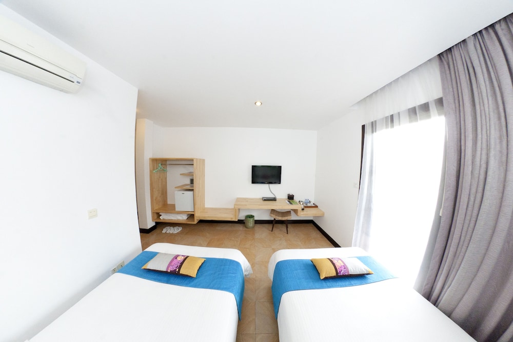 Deluxe Twin Room, Balcony photo 1