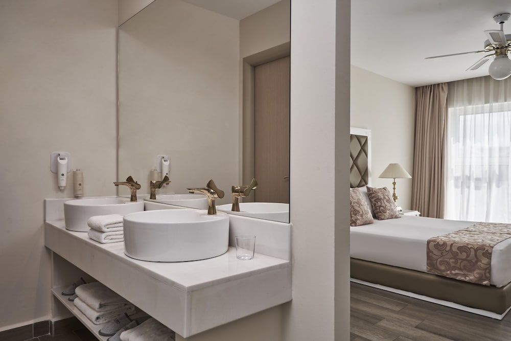 Junior Suite, Pool View photo 2