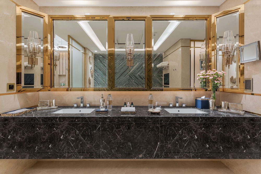 Presidential Suite Four Bedroom Sea View with Club Lounge Access
