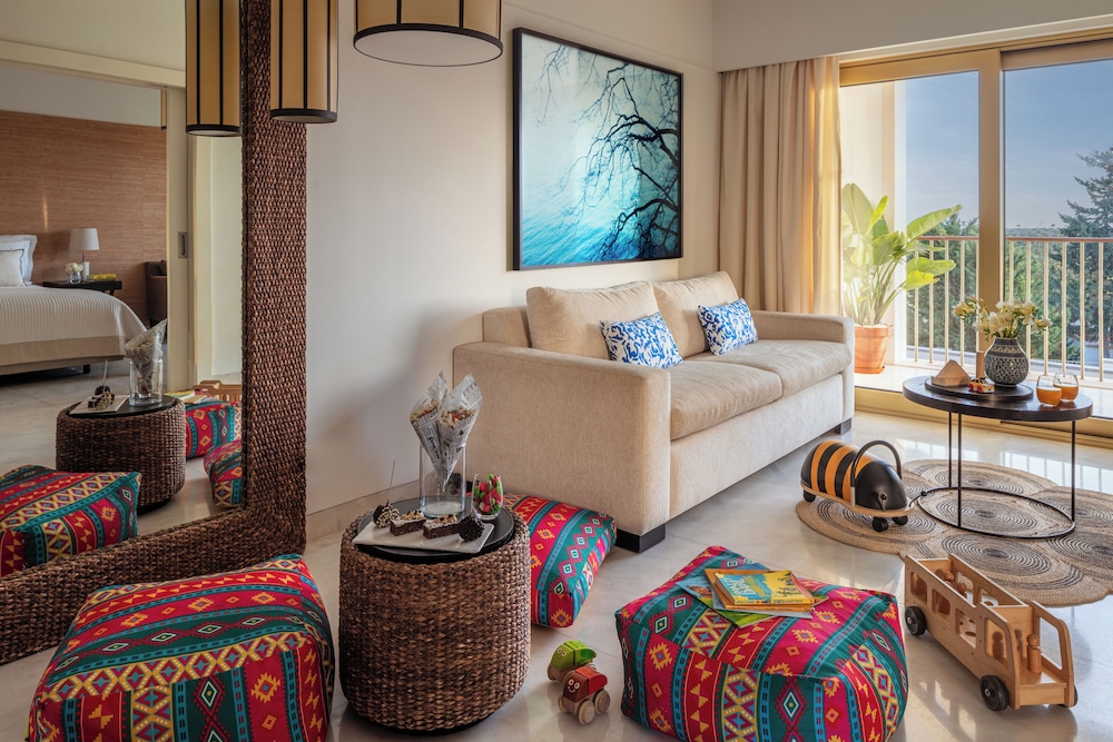 Family Suite, 2 Bedrooms, Balcony (1 King Bed and 2 Twin Beds) - Photo 3