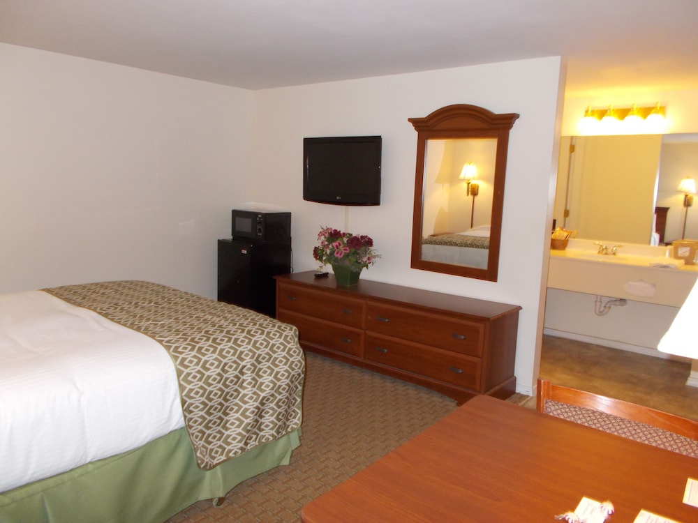 Premium Single Room, 1 Queen Bed, Refrigerator & Microwave