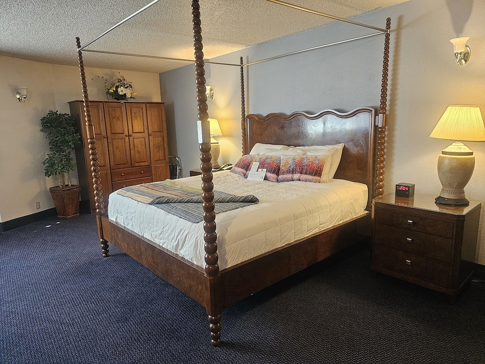 Suite, 1 King Bed with Sofa bed, Non Smoking - Photo 1