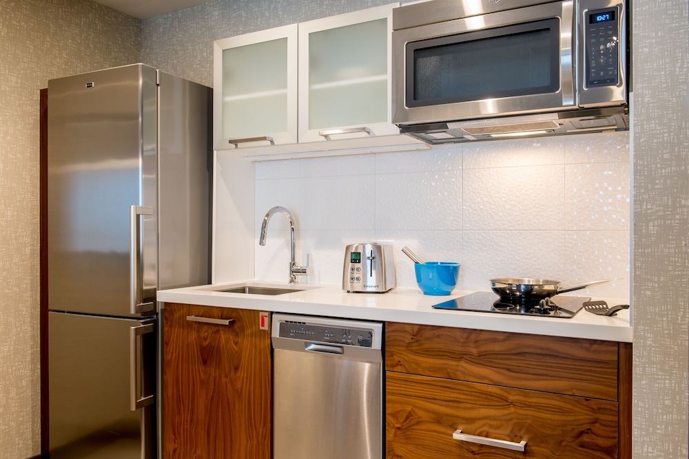 Suite, 1 King Bed, Kitchen - Photo 4