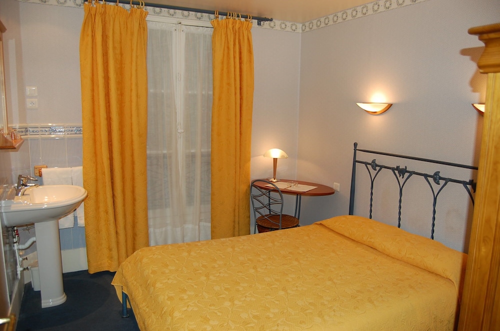 Double room with washbasin (Shared Shower for a fee, Shared WC) photo 3