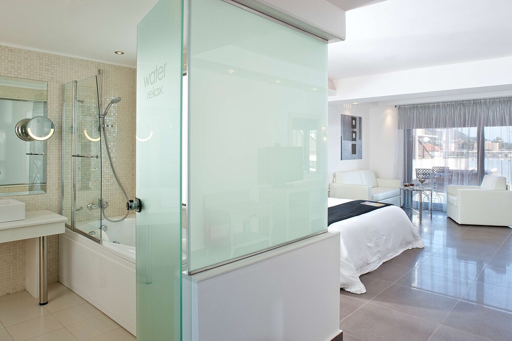 Superior Suite, Jetted Tub - Photo 3