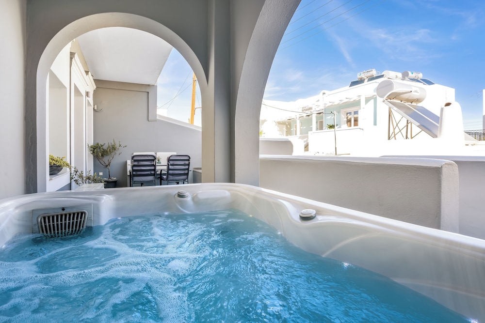 Senior Suite Outdoor Hot Tub