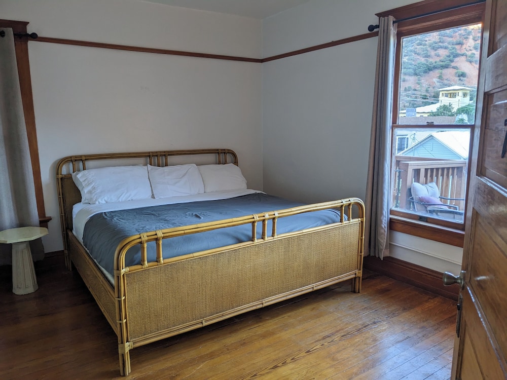 Shared Bath, King Bed, w/ View