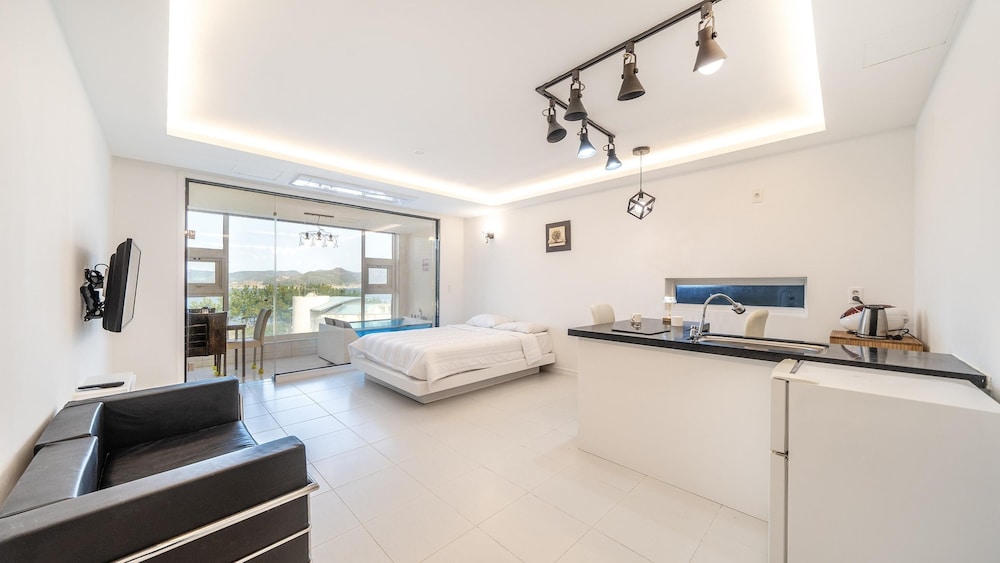 Basic Room, 1 Bedroom (byeol yeoseot) - Photo 10