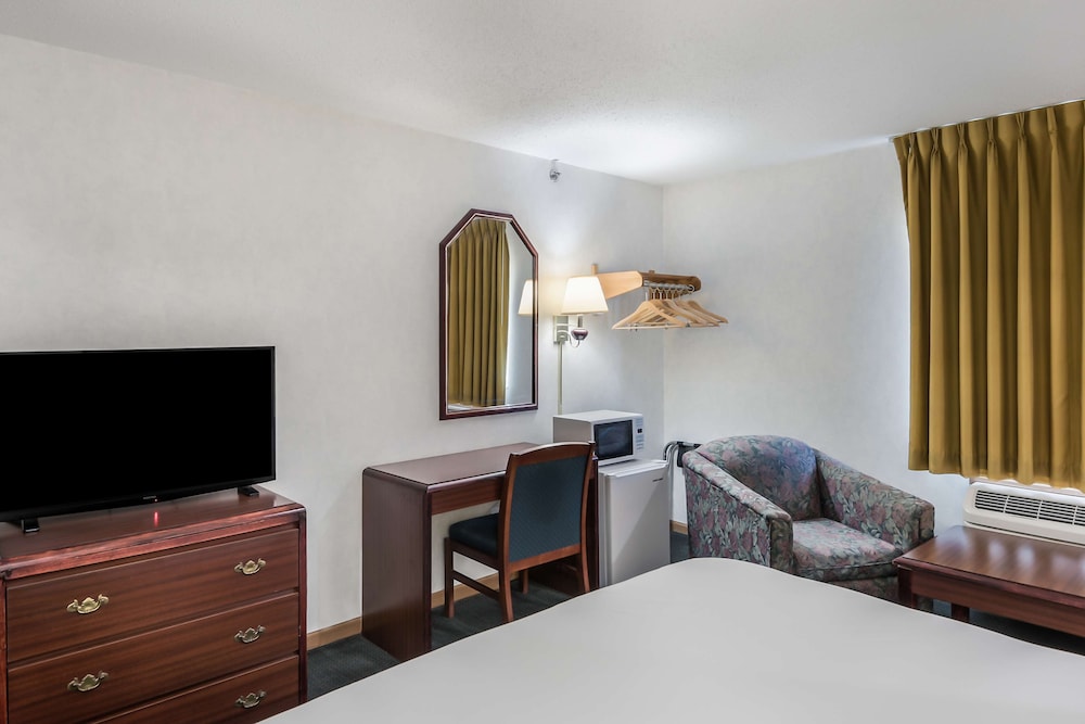 Room, 1 King Bed, Non Smoking, Jetted Tub photo 1