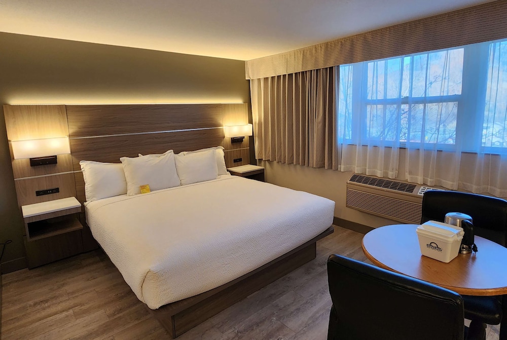 Room, 1 King Bed, Non Smoking, Mountain View - Photo 1