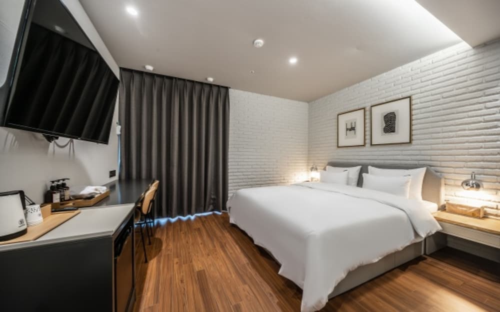 Deluxe Double Room - Photo 14