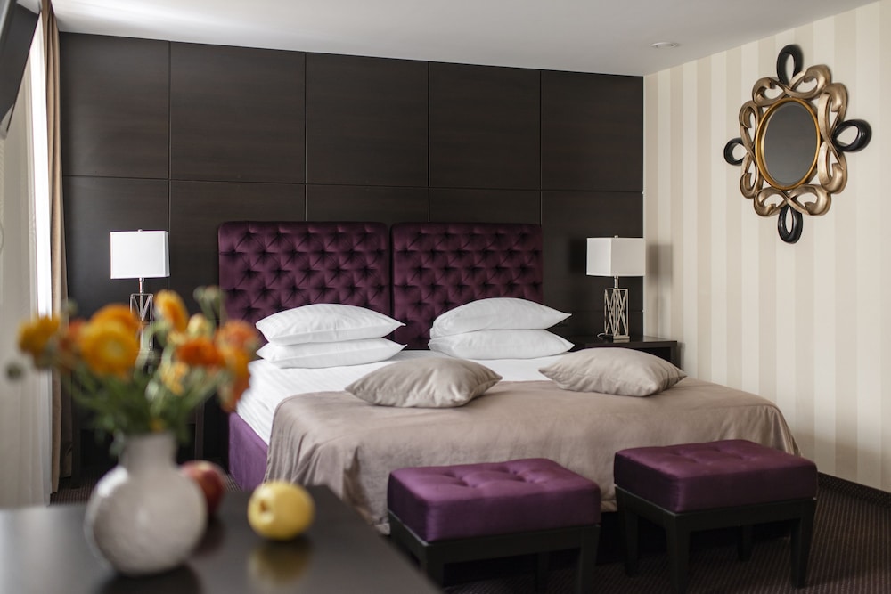 Deluxe Room (Atrium View) - Photo 1