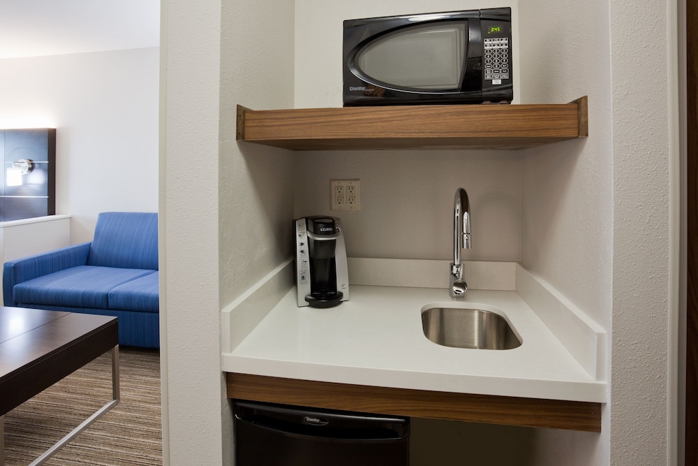 Suite, 1 King Bed, Pool View - Photo 4