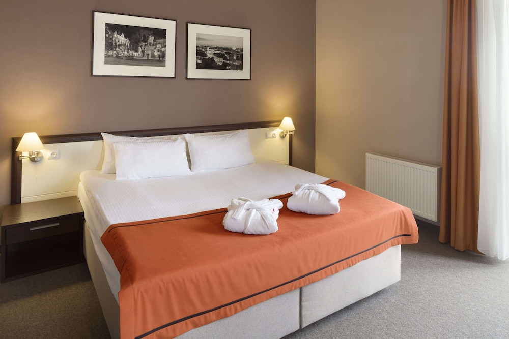 Suite, 1 King Bed - Photo 4