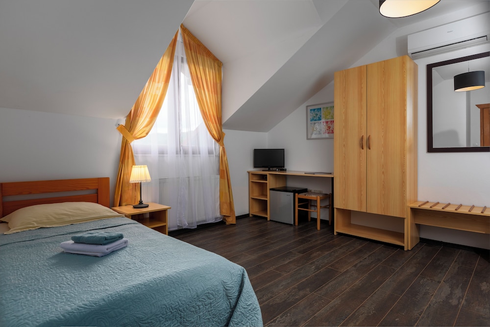 Economy Triple Room (Villa Domagoj) photo 2