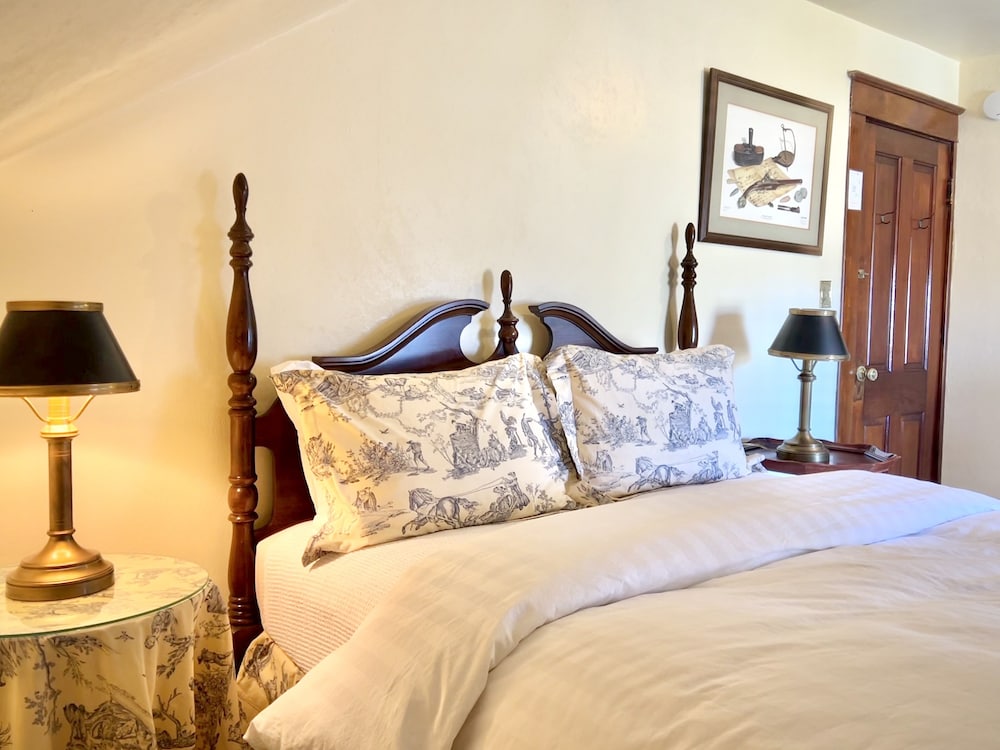 Standard Room, 1 Queen Bed, Non Smoking (Navy Toile) photo 1