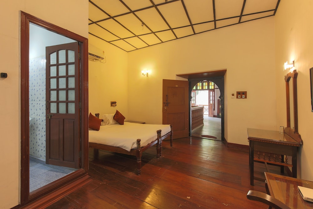 Wood Mansion - Photo 3