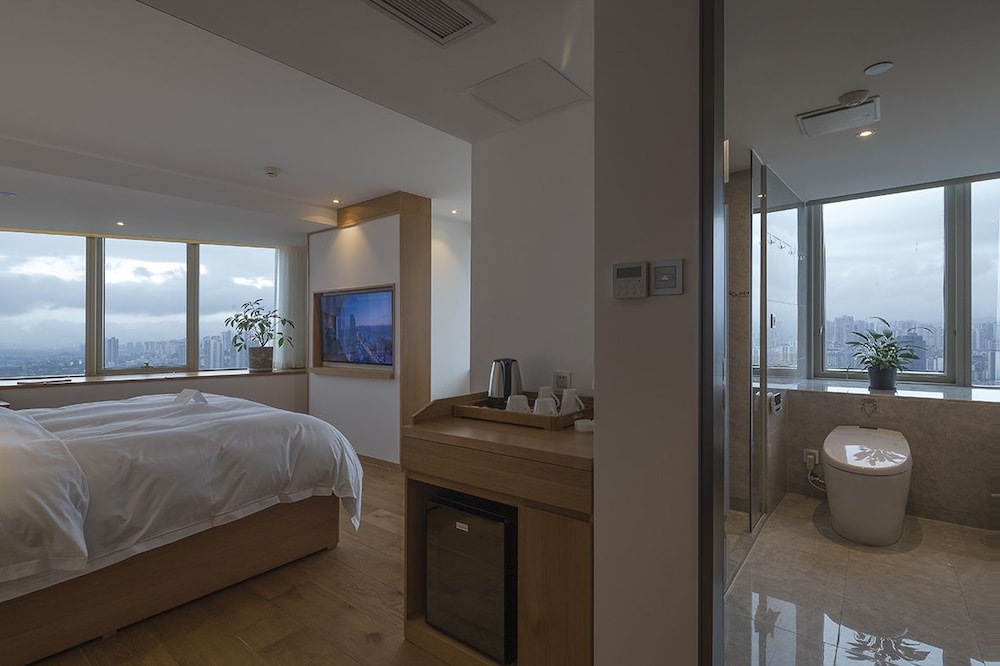 Whole-View King-Size Room photo 1